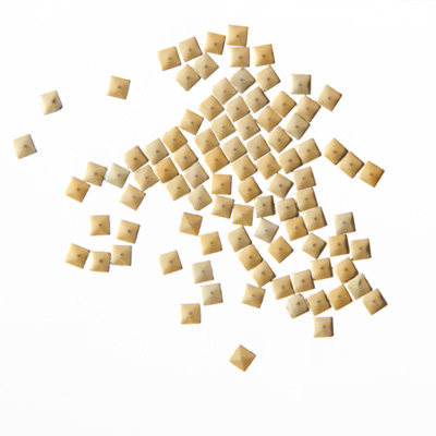 Nail Labo メタルスタッズ フラットピラミッド ゴールド 2mm 100粒