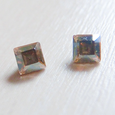 取扱終了 SWAROVSKI ELEMENTS 4428 クシリオンスクエア 3mm クリスタルゴールデンシャドウ 20粒